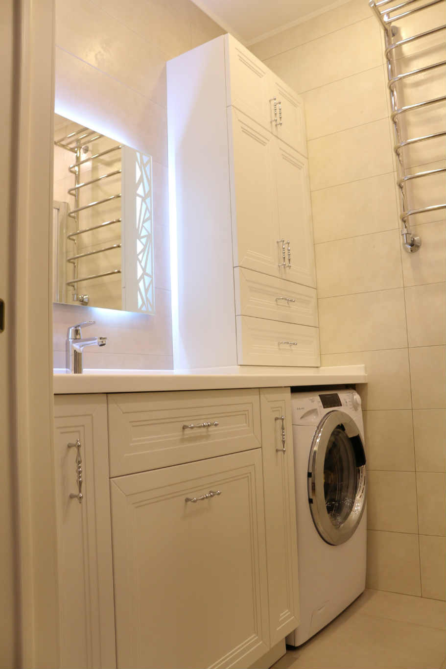 Навесной шкаф для ванной комнаты с дверцами над стиральной машиной