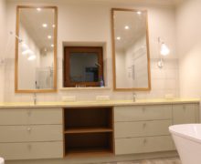 Тумба в ванную с двумя раковинами и зеркалами